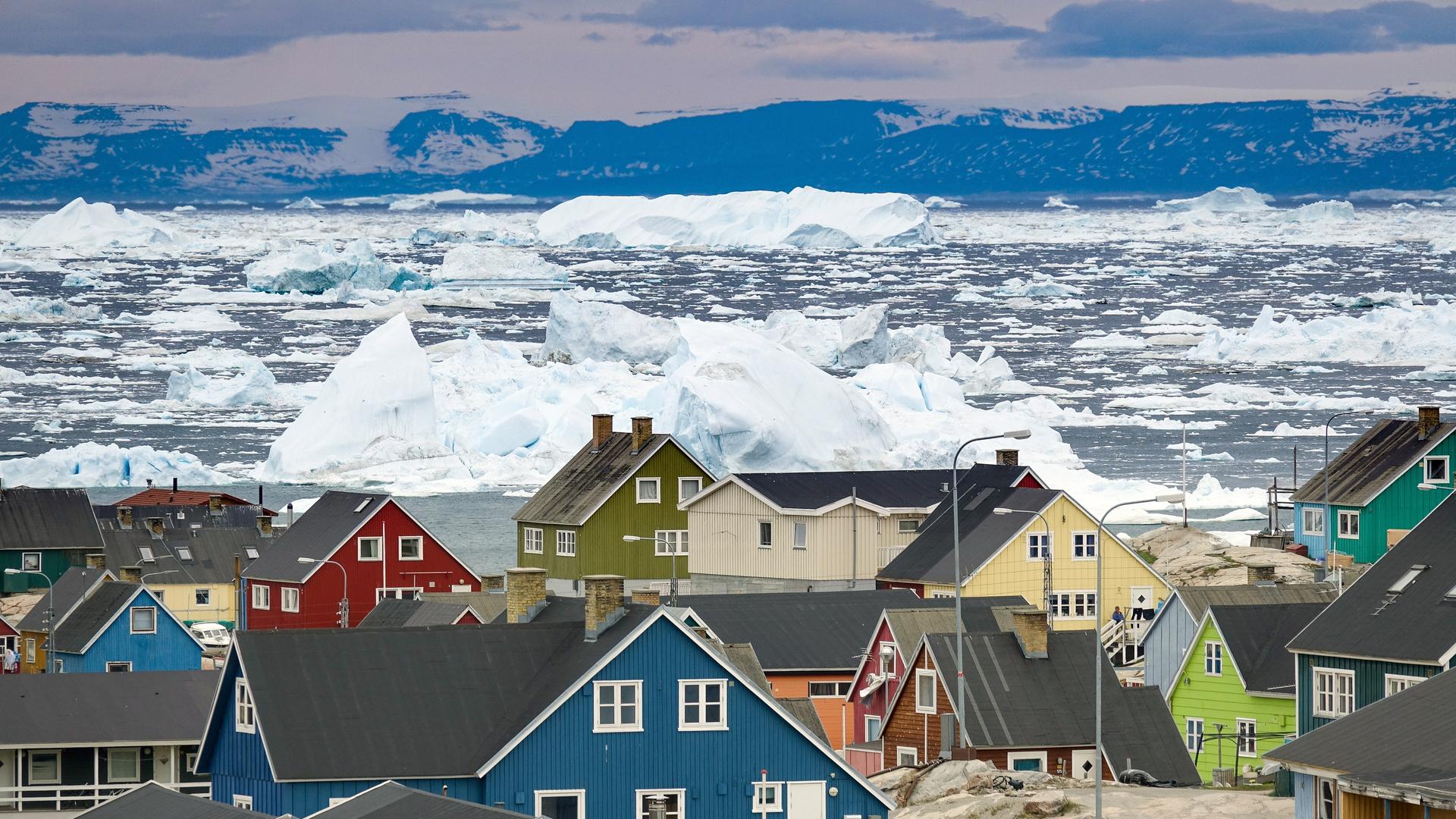 Bunte Häuser der Küstenstadt Ilulissat im westlichen Grönland