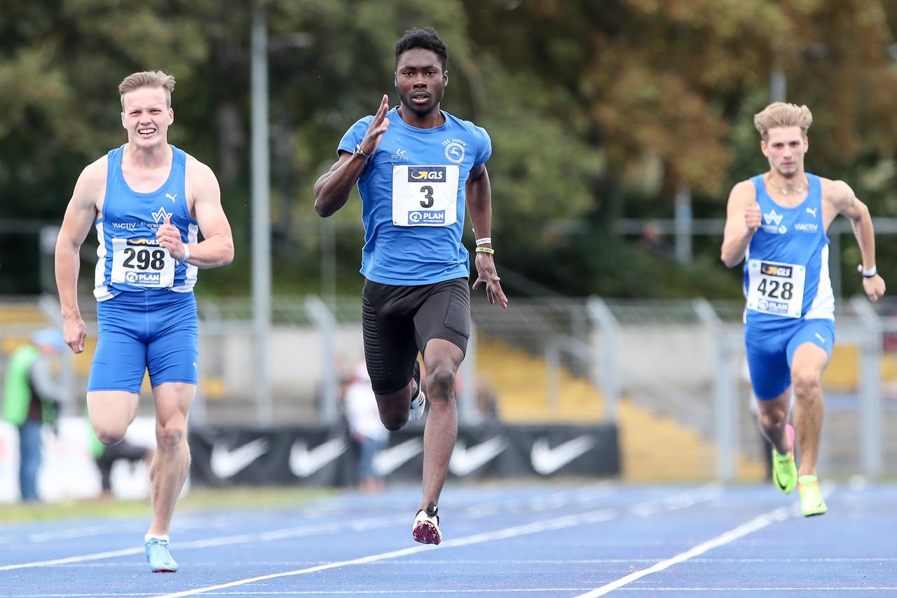 Die Sprinter Maximilian Heinrichs (TV Wattenscheid 01), James Adebola (OSC Berlin) und Florian Kordmann (TV Wattenscheid 01) bei den Deutschen Jugendmeisterschaften in Heilbronn 2020 (von links).