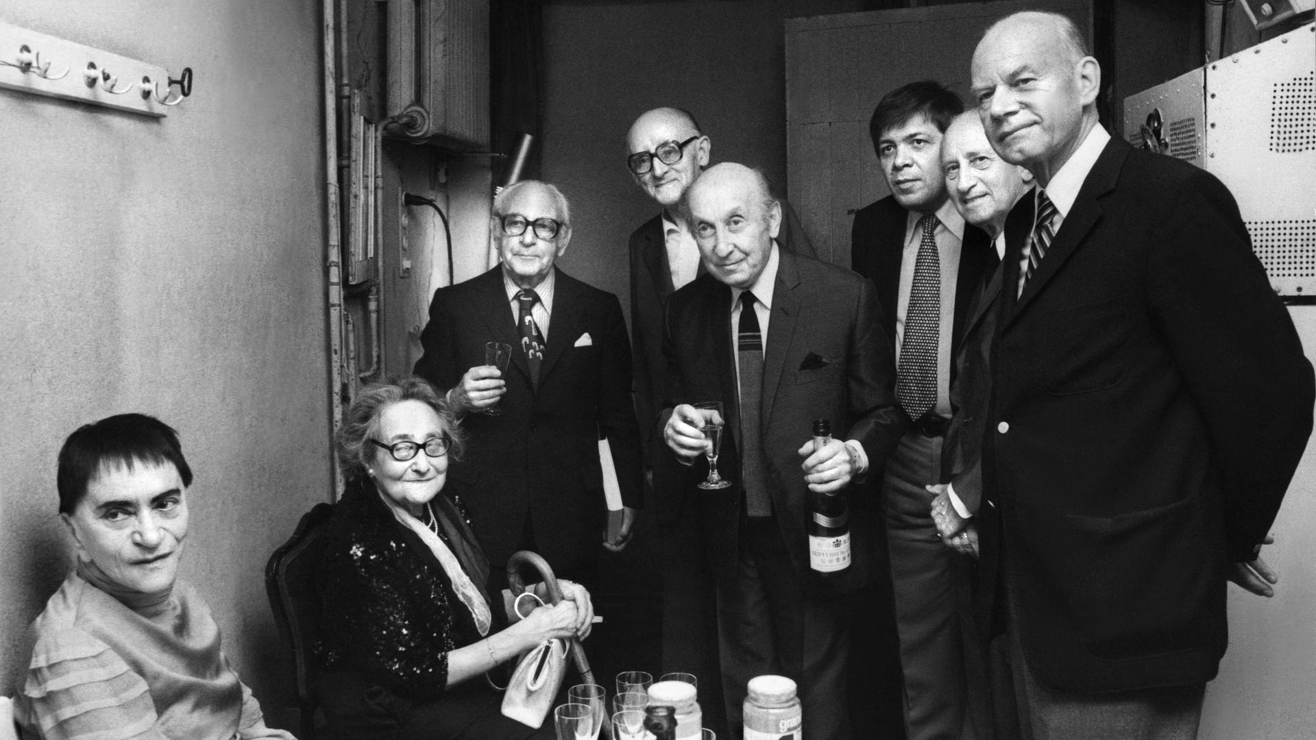 Die Schriftstellerin und Journalistin Gabriele Tergit (2.v.l.) 1977 bei den Berliner Festwochen mit Valeska Gert (ganz li.), dann Max Colpet, Axel Eggebrecht, Mischa Spoliansky, Walther Schmieding, Hans-Heinz Stuckenschmidt und Wolfgang Stresemann.