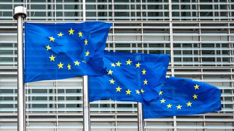 Europaflaggen vor dem Sitz der Europäischen Kommission in Brüssel