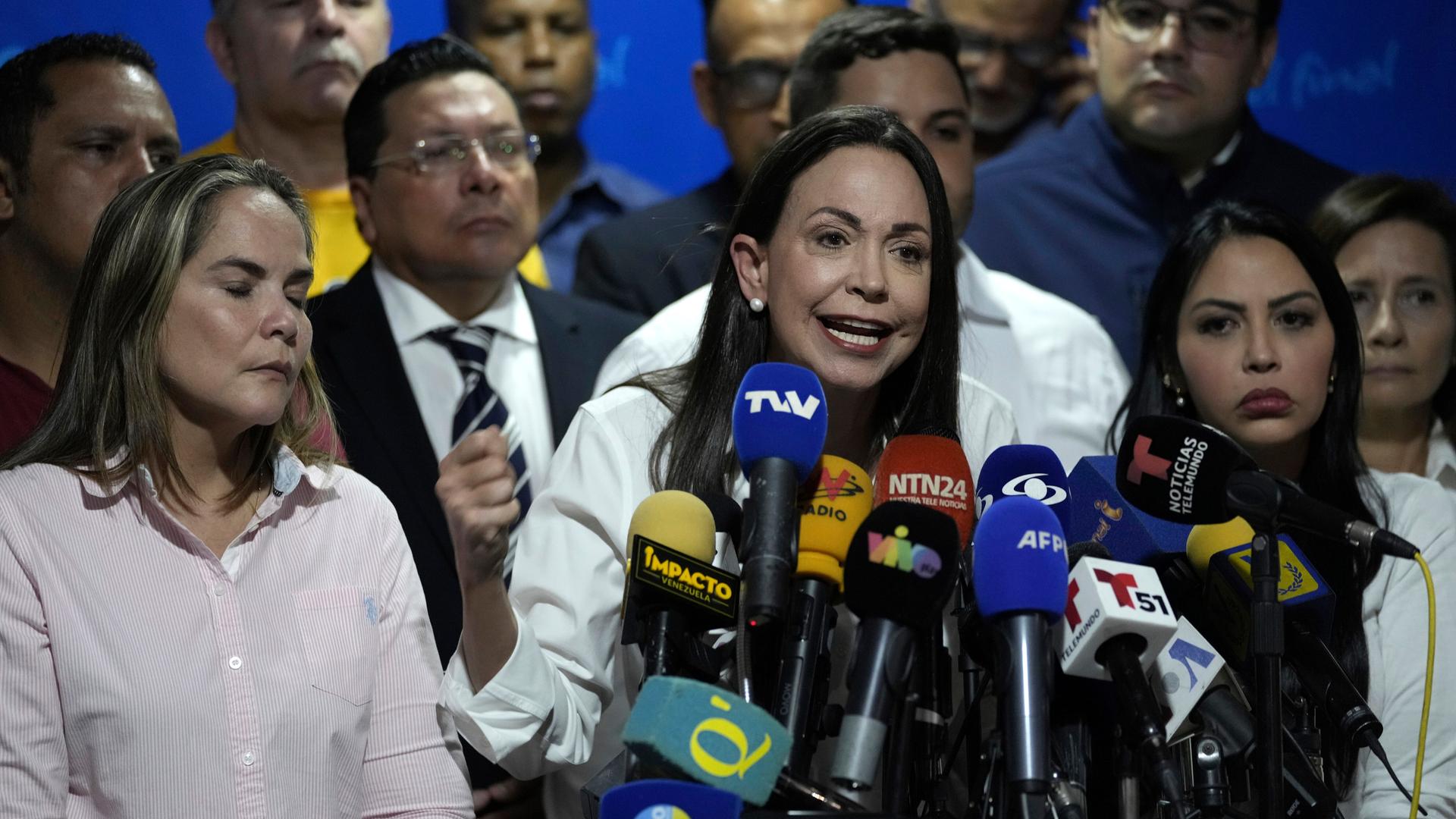 Oppositionsführerin María Corina Machado spricht während einer Pressekonferenz über den Haftbefehl gegen ihre Wahlkampfleiterin und acht weitere Oppositionsmitglieder.