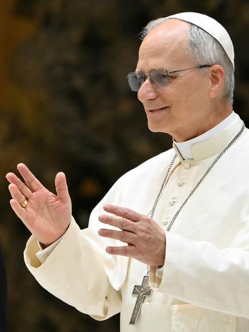 Papst Leo XIV. bei einer Audienz für Medienvertreter im Vatikan am 12. Mai 2025.