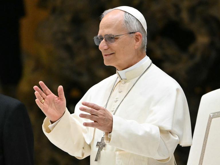 Papst Leo XIV. bei einer Audienz für Medienvertreter im Vatikan am 12. Mai 2025.