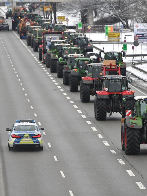 Landwirte fahren mit ihren Traktoren auf dem Mittleren Ring in München. Die Strasse ist von den Traktoren blockiert.