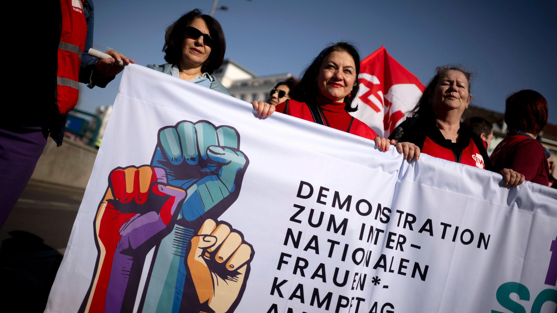 Frauen demonstrieren in Berlin mit Plakaten und Bannern für ihre Rechte