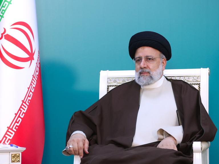 Der iranische Präsident Ebrahim Raisi, der bei einem Hubschrauberabsturz am Sontag (19.05.2024) ums Leben gekommen ist.