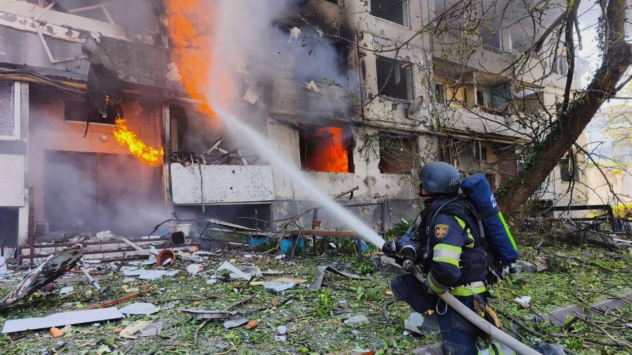 Ukrainische Feuerwehrleute bekämpfen einen Brand nach einem russischen Angriff in Pavlograd.