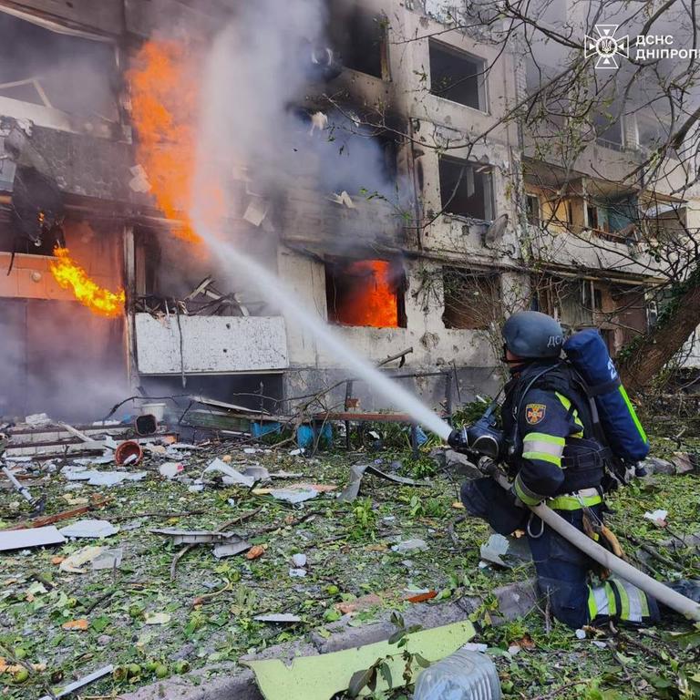 Ukrainische Feuerwehrleute bekämpfen einen Brand nach einem russischen Angriff in Pavlograd.