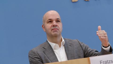 DIW-Präsident Marcel Fratscher sitzt am Rednerpult der Bundespressekonferenz. 
