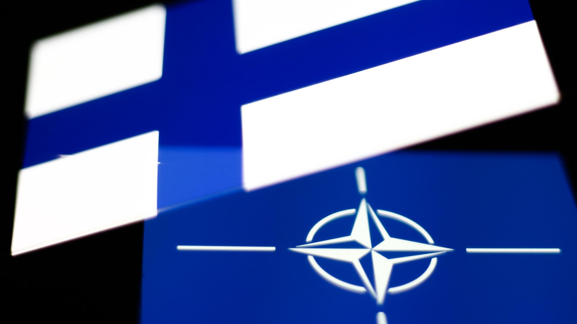 Das Bild zeigt die Flaggen von Finnland und der NATO 