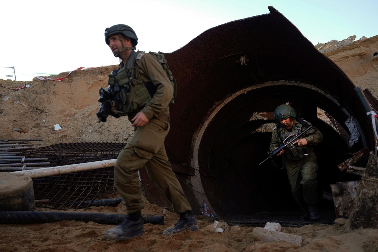 Israelische Soldaten verlassen am 15.12.2023 einen Tunnel, der laut Militär von der Hamas genutzt wurde, um den Grenzübergang Eres zu attackieren.