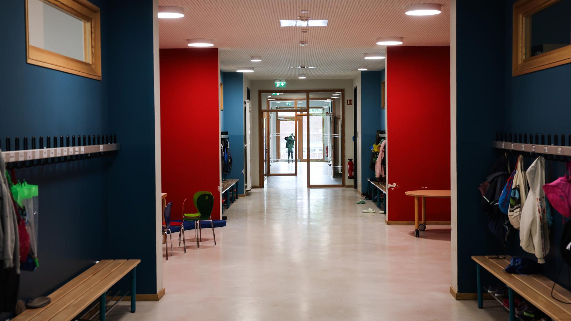 Blick in eine menschenleere Etage mit Klassenräumen in einer Grundschule. 