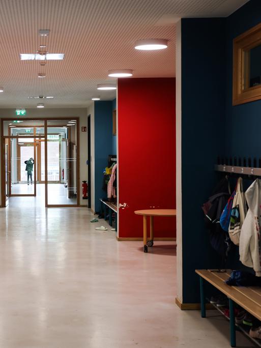 Blick in eine menschenleere Etage mit Klassenräumen in einer Grundschule. Blick in eine menschenleere Etage mit Klassenräumen in einer Grundschule.