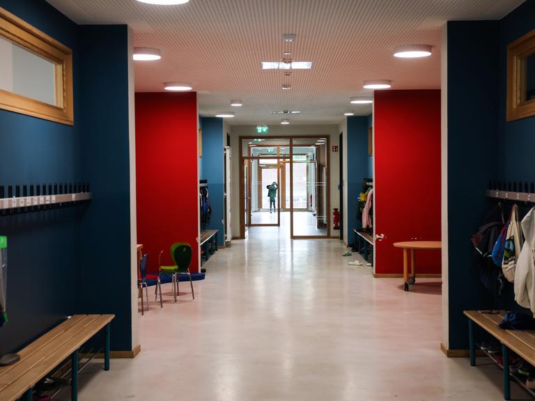 Blick in eine menschenleere Etage mit Klassenräumen in einer Grundschule. Blick in eine menschenleere Etage mit Klassenräumen in einer Grundschule.