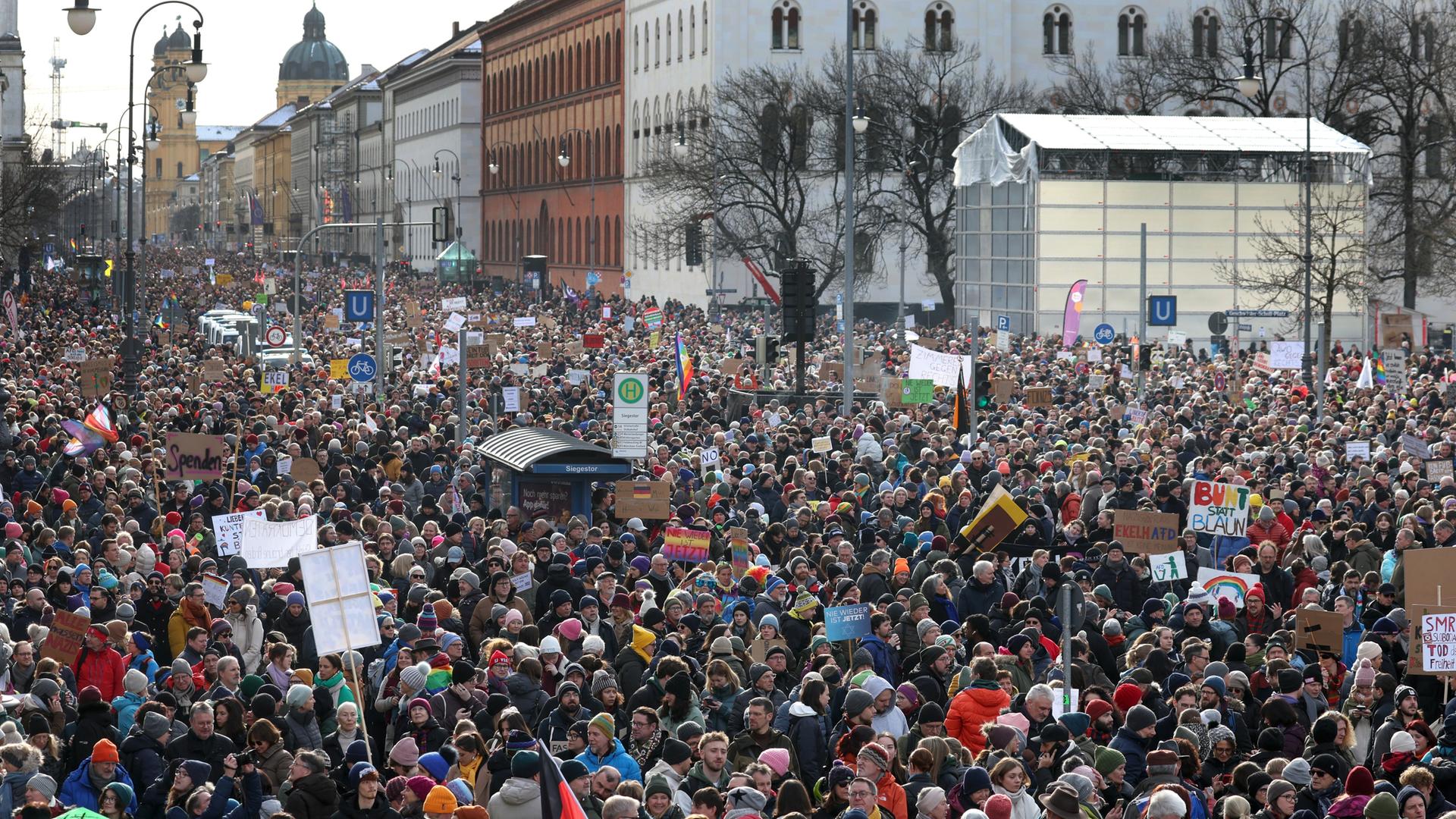 Eine große Menschenmenge auf einer Demonstration in München. Eine große Menschenmenge auf einer Demonstration in München.