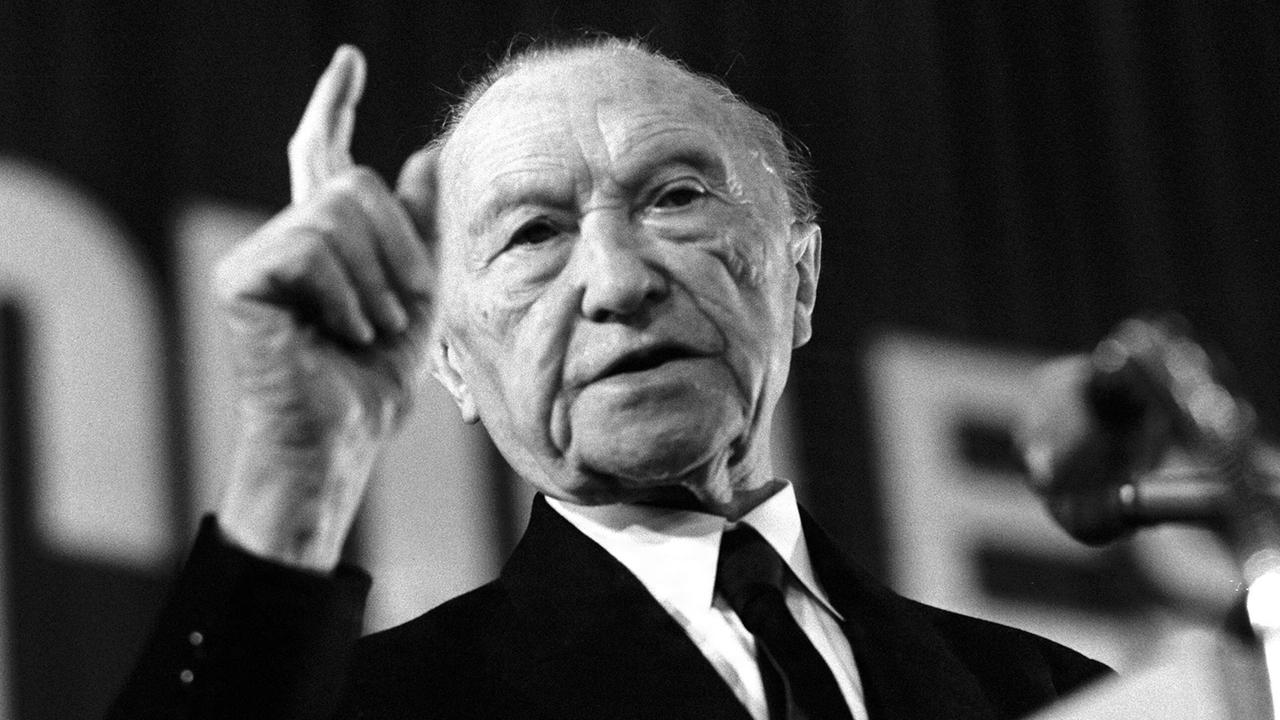 Der erste Bundeskanzler,  Konrad Adenauer (CDU), erhebt bei einer Rede ermahnend den Zeigefinger