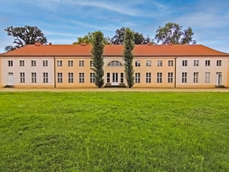 Frontale Außenansicht von Schloss Paretz, Ketzin, Brandenburg, Deutschland, Europa Frontale Außenansicht von Schloss Paretz, Ketzin, Brandenburg, Deutschland, Europa