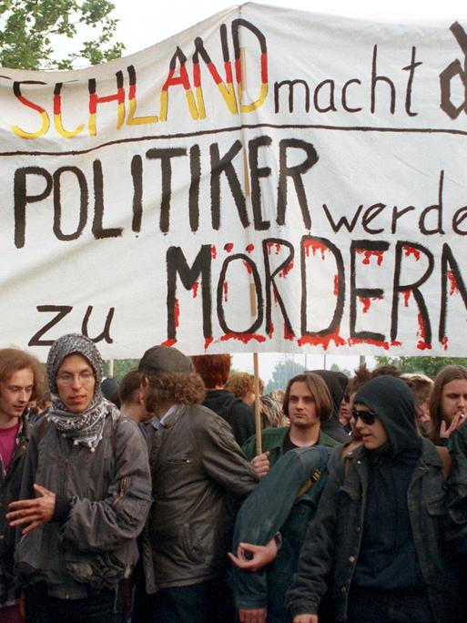 "Deutschland macht dicht" - mit solchen Transparenten protestieren am 26. Mai 1993 in Bonn Gegner der Ãnderung des Asylrechts. Rund 10.000 Demonstrierende blockieren den Zugang zum Regierungsviertel.