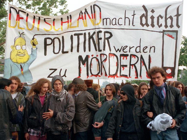 "Deutschland macht dicht" - mit solchen Transparenten protestieren am 26. Mai 1993 in Bonn Gegner der Ãnderung des Asylrechts. Rund 10.000 Demonstrierende blockieren den Zugang zum Regierungsviertel.