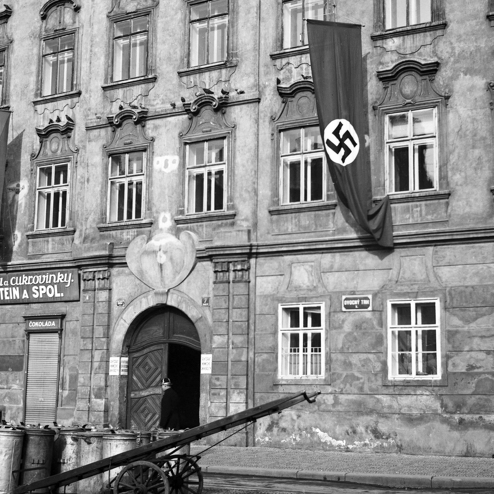 Hakenkreuz-Fahnen an der deutschen Hochschule in Prag in den 1930er-Jahren