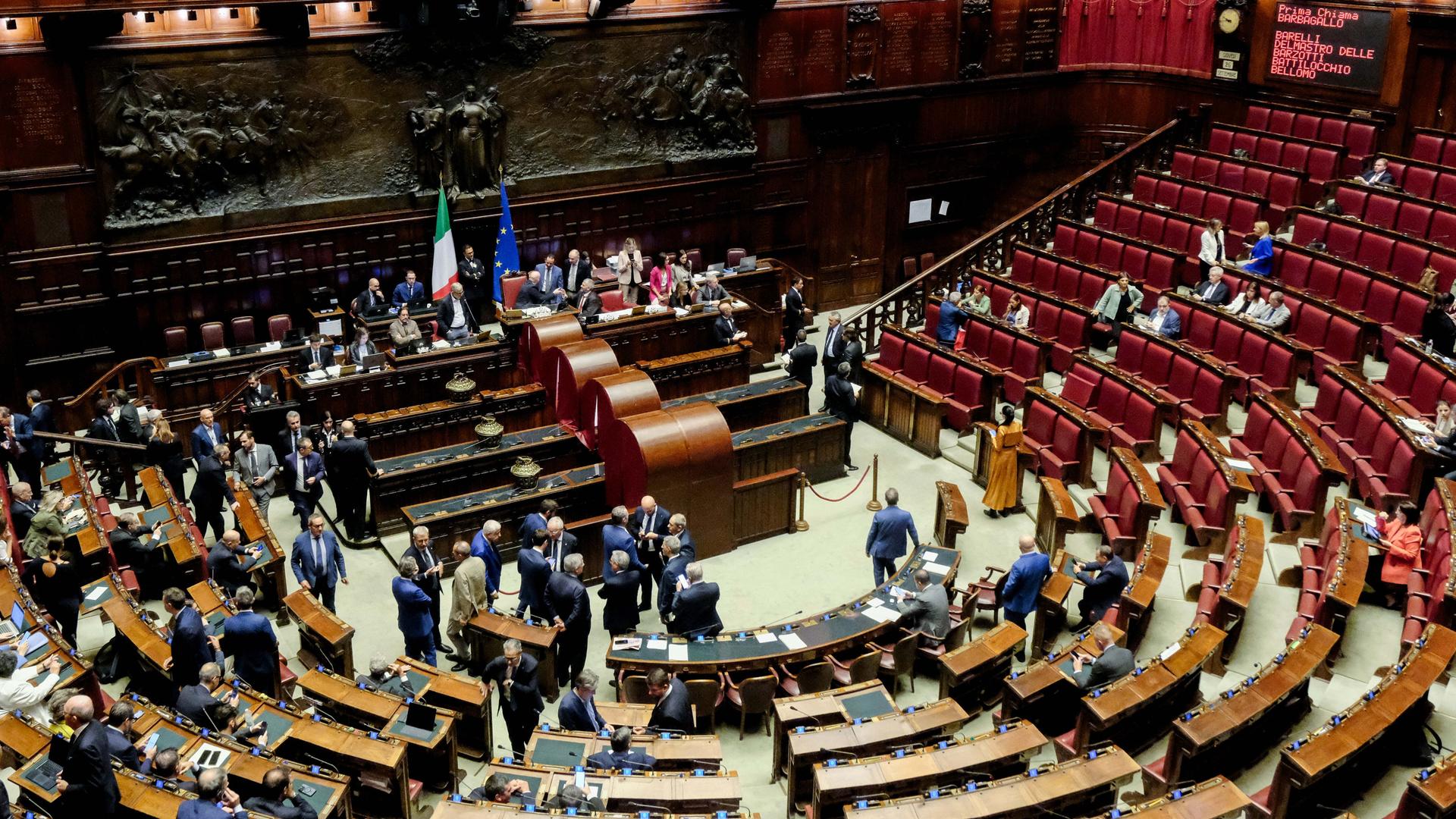 Blick auf das Plenum des italienischen Abgeordnetenhauses in Rom. Blick auf das Plenum des italienischen Abgeordnetenhauses in Rom.