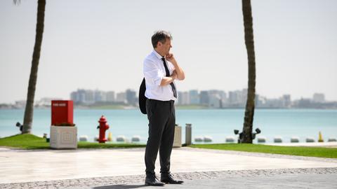 Robert Habeck (Bündnis 90/Die Grünen), Bundesminister für Wirtschaft und Klimaschutz, steht in einer kurzen Pause zwischen zwei Meetings am Ufer des Persischen Golfs.