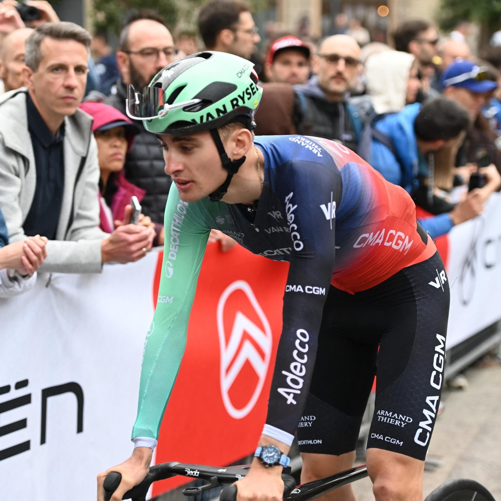 Paul Seixas ist der jüngste Sieger der Lombardei-Rundfahrt; er sitzt auf seinem Rad und fährt an Zuschauern vorbei. 
