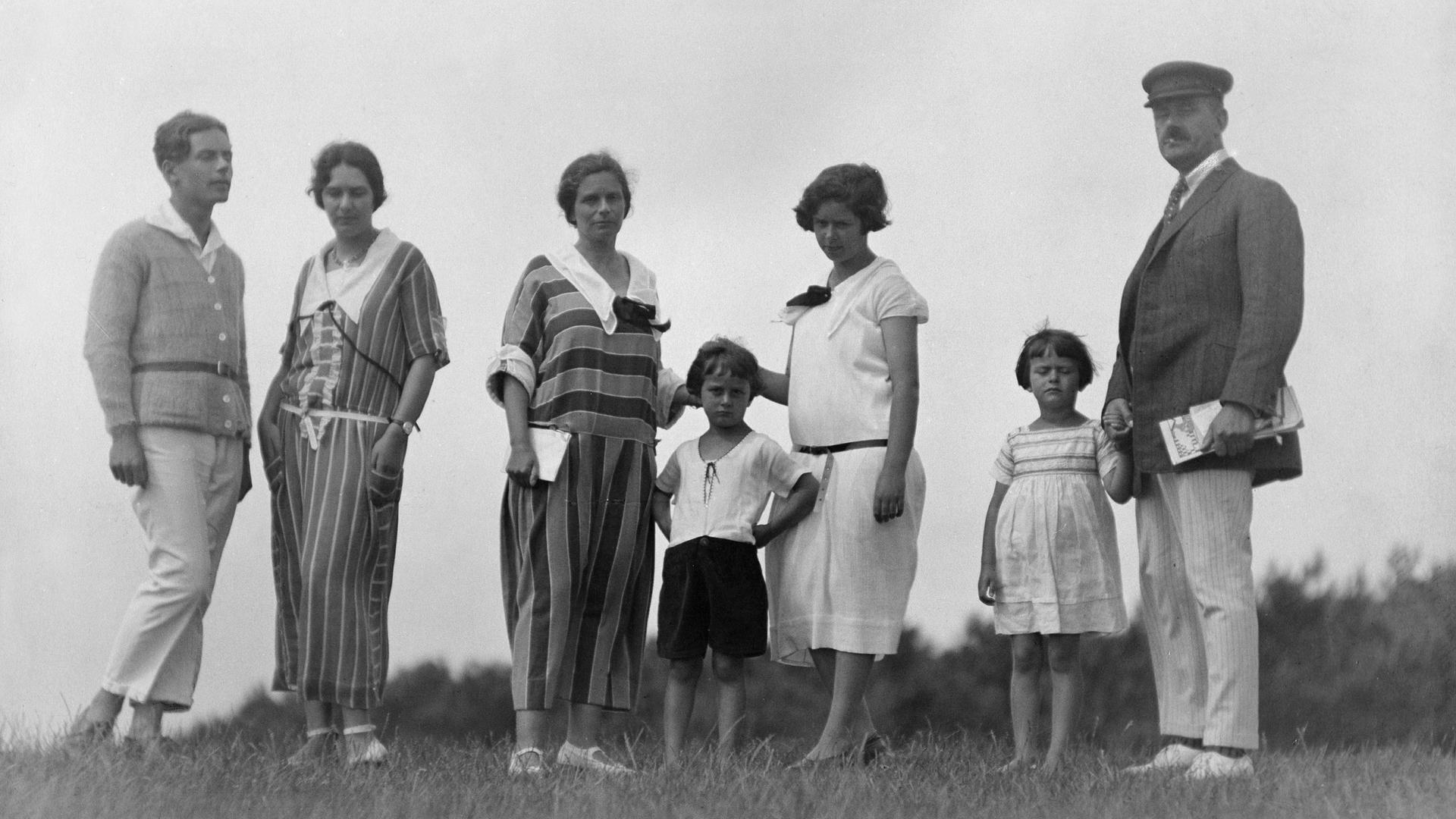 Eine Familie steht auf einem Grashügel, es ist die Familie von Thomas Mann auf einem Schwarz-Weiß-Foto von 1924
