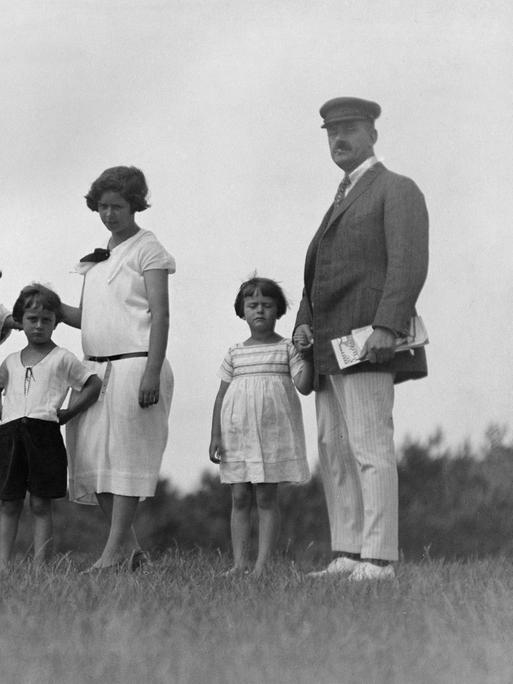 Eine Familie steht auf einem Grashügel, es ist die Familie von Thomas Mann auf einem Schwarz-Weiß-Foto von 1924