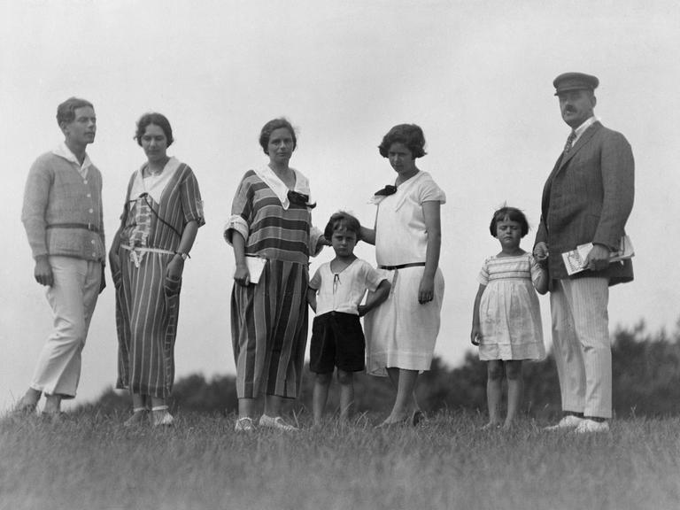 Eine Familie steht auf einem Grashügel, es ist die Familie von Thomas Mann auf einem Schwarz-Weiß-Foto von 1924