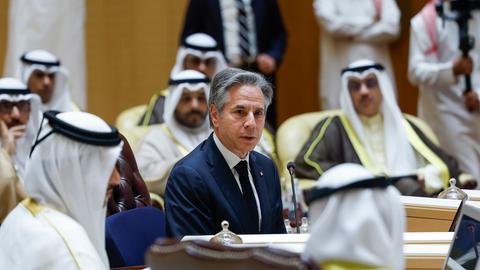 Saudi-Arabien, Riad: Antony Blinken (M), Außenminister der USA, nimmt an einem gemeinsamen Ministertreffen mit seinen saudischen Amtskollegen teil. 