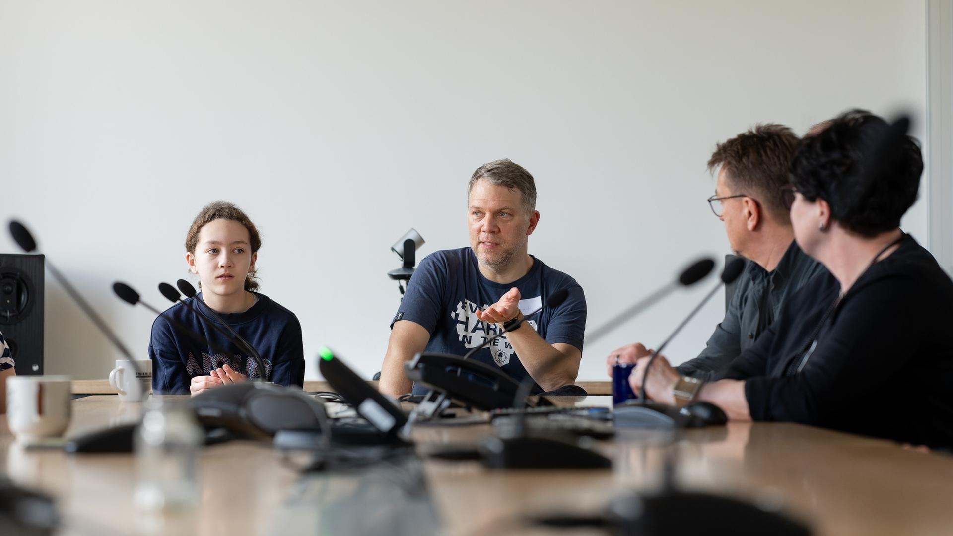 Gewinner:innen der bundesweiten Umfrage zur Deutschlandfunk Kultur-Kampagne "Wie groß ist deine Welt?" zu Besuch im Funkhaus Berlin während der der zweitätigen Hörer:innenreise am 04.-05.04.2025. Diskussion nach der Sendung "Im Gespräch" mit Vladimir Balzer.