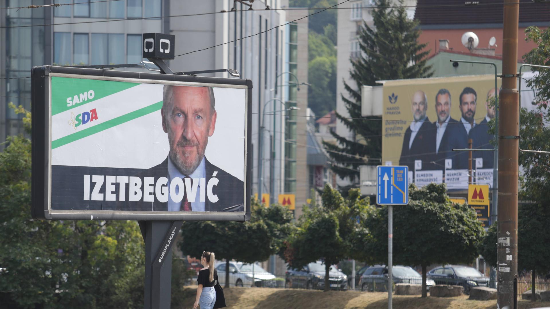 Im Bild: Straßenszene  in Sarajewo mit Wahlplakaten mit Kandidatenbildern. 
