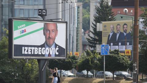 Im Bild: Straßenszene  in Sarajewo mit Wahlplakaten mit Kandidatenbildern. 
