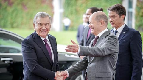 Bundeskanzler Olaf Scholz begrüßt den usbekischen Präsidenten Shavkat Mirziyoyev.