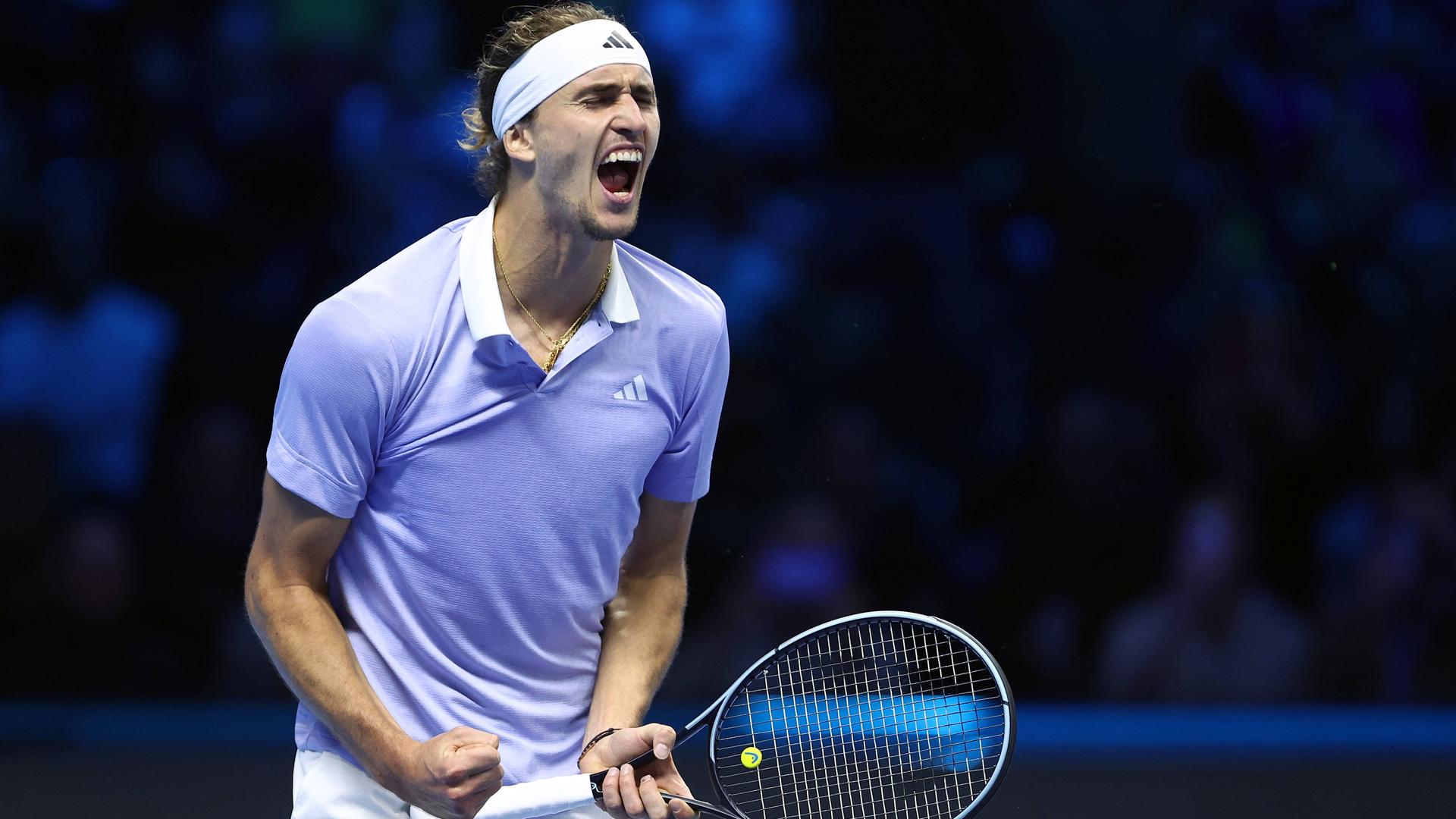Alexander Zverev jubelt nach seinem Sieg ausgelassen auf dem Tennisplatz. Alexander Zverev jubelt nach seinem Sieg ausgelassen auf dem Tennisplatz.
