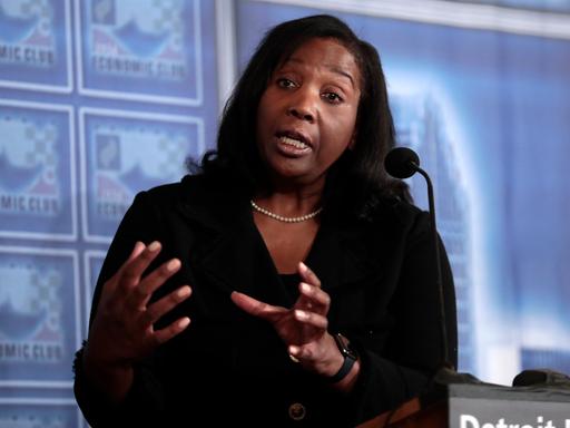 Lisa Cook steht an einem Mikrofon und spricht gestikulierend. Lisa Cook steht an einem Mikrofon und spricht gestikulierend.