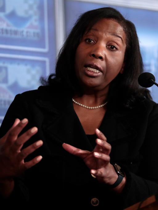 Lisa Cook steht an einem Mikrofon und spricht gestikulierend. Lisa Cook steht an einem Mikrofon und spricht gestikulierend.