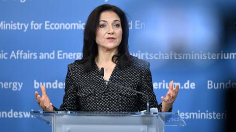 Katherina Reiche (CDU), Bundesministerin für Wirtschaft und Energie, spricht während eines Pressestatements in Berlin. 