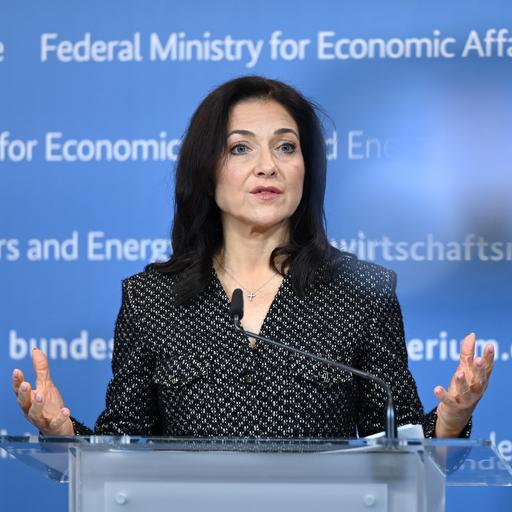 Katherina Reiche (CDU), Bundesministerin für Wirtschaft und Energie, spricht während eines Pressestatements in Berlin. 