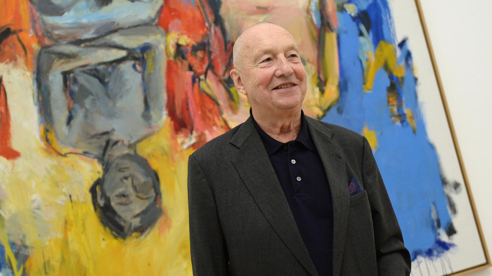 Der Künstler Georg Baselitz steht am 18.09.2014 in der Ausstellung "Georg Baselitz - Damals, dazwischen und heute" im Haus der Kunst in München (Bayern) vor seinem Gemälde "Schlafzimmer". 