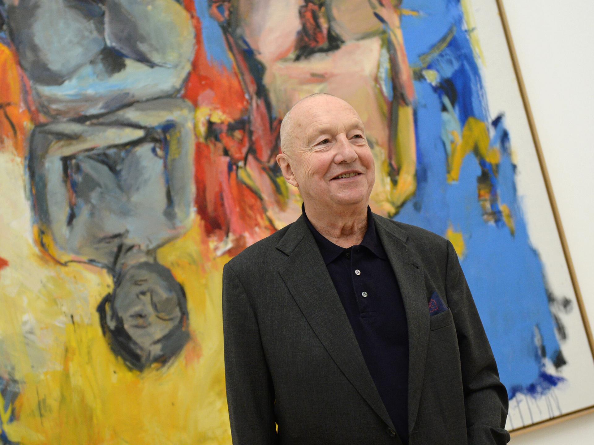 Der Künstler Georg Baselitz steht am 18.09.2014 in der Ausstellung "Georg Baselitz - Damals, dazwischen und heute" im Haus der Kunst in München (Bayern) vor seinem Gemälde "Schlafzimmer". 