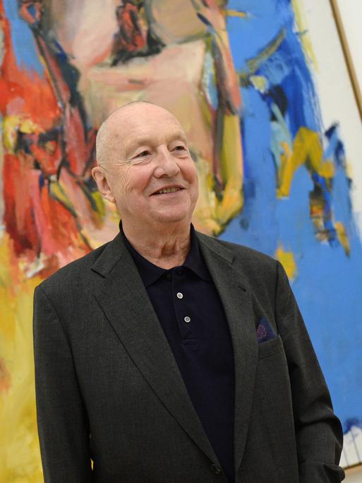 Der Künstler Georg Baselitz steht am 18.09.2014 in der Ausstellung "Georg Baselitz - Damals, dazwischen und heute" im Haus der Kunst in München (Bayern) vor seinem Gemälde "Schlafzimmer". 
