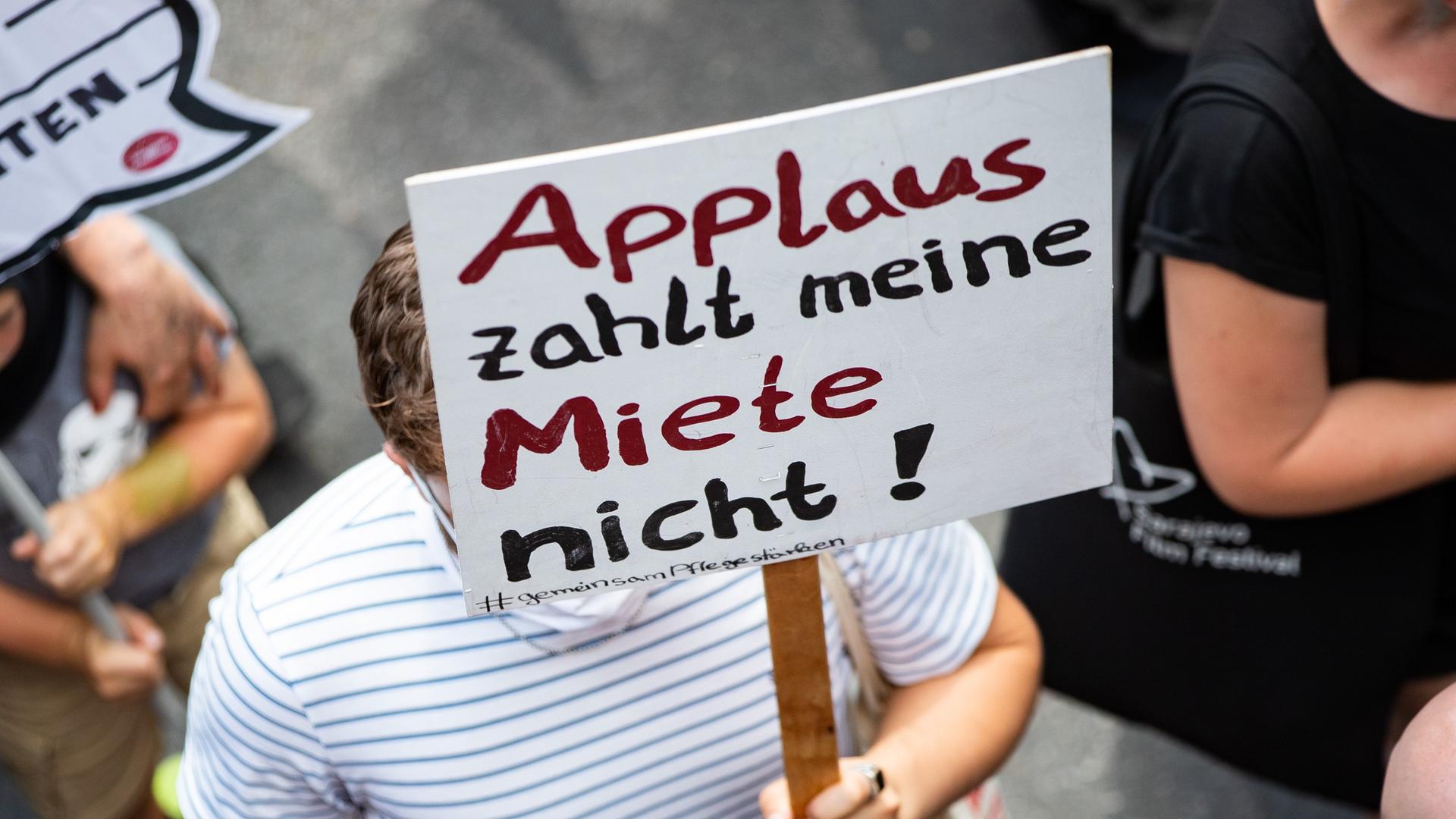 Demonstration unter dem Motto "Nicht auf unserem Rücken!" Demonstration unter dem Motto "Nicht auf unserem Rücken!"