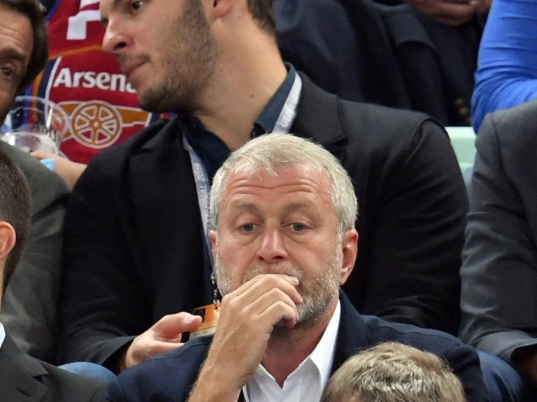 Roman Abramowitsch (M), der Ex-Besitzer vom FC Chelsea, sitzt auf der Tribüne.