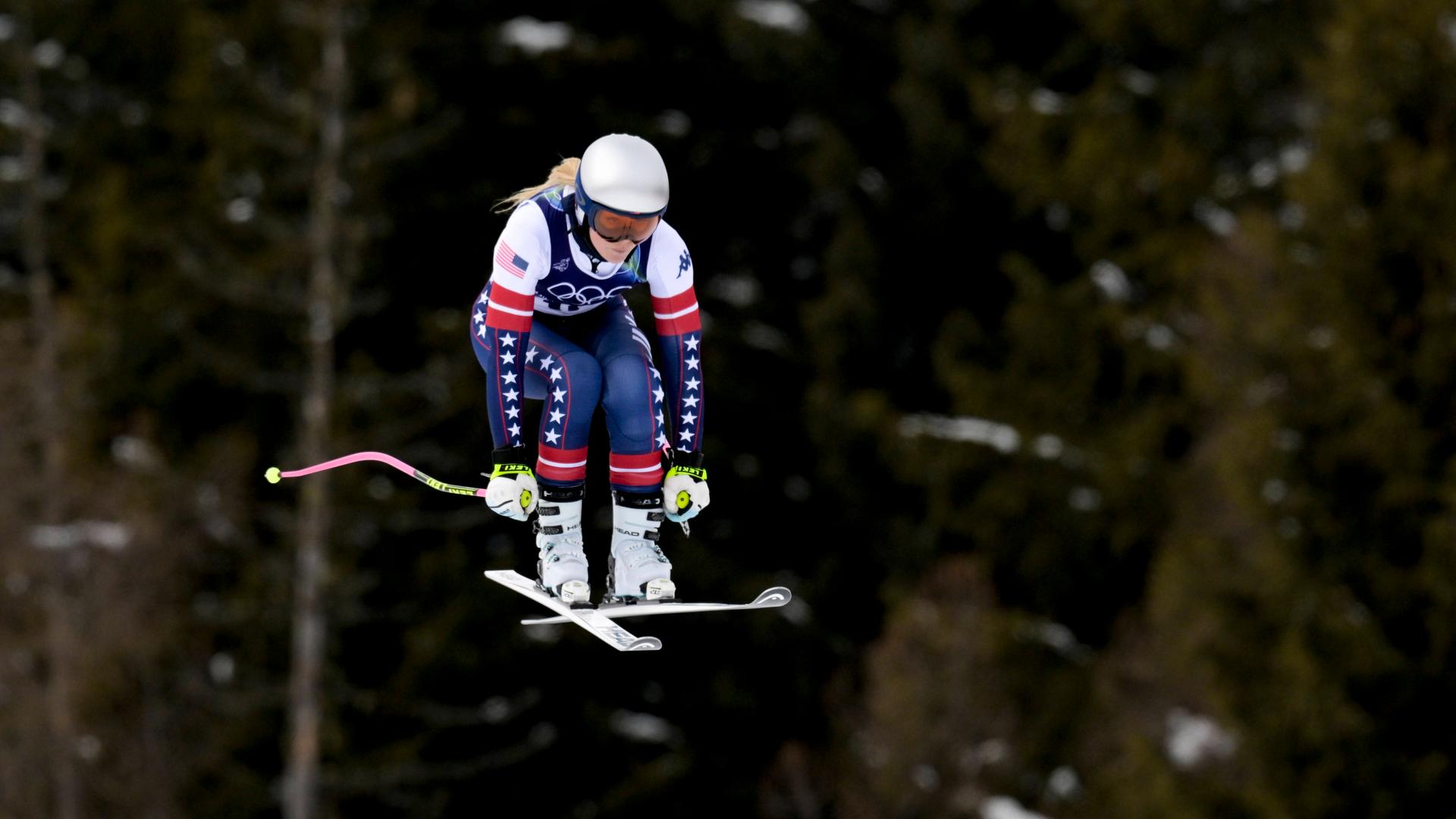 Skifahrerin Lindsey Vonn während einer Abfahrt in der Luft