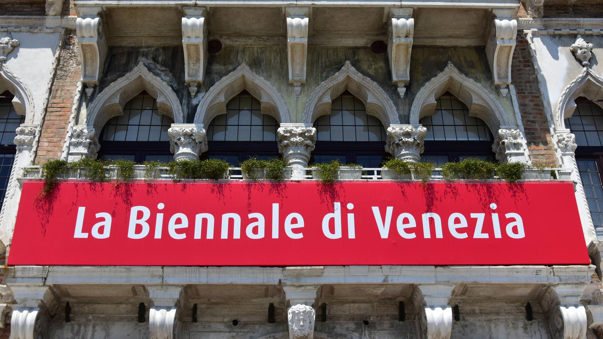 Die Biennale-Zentrale in Venedig mit dem Schriftzug des Testivals auf rotem Untergrund 
