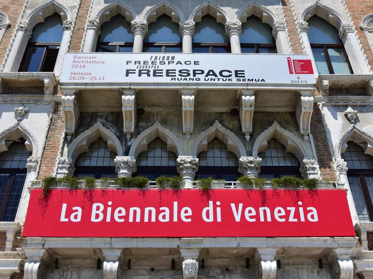 Die Biennale-Zentrale in Venedig mit dem Schriftzug des Testivals auf rotem Untergrund 