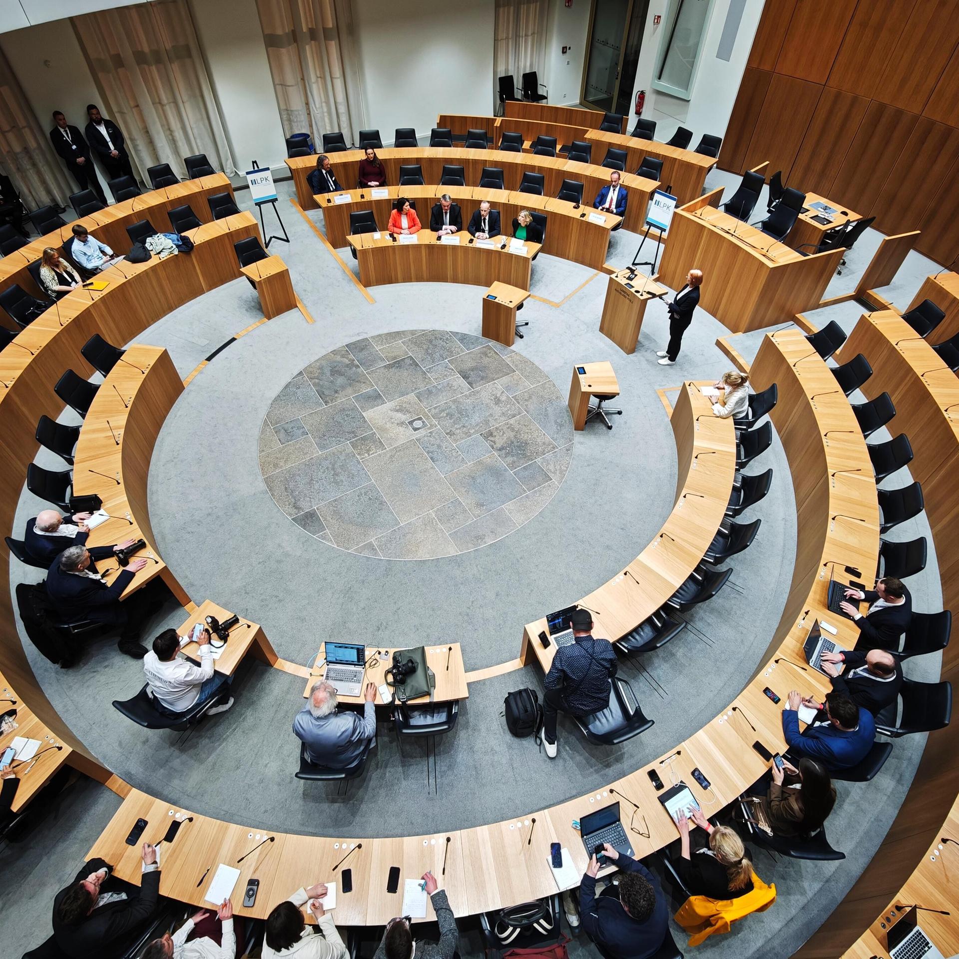 Landtagswahl Rheinland-Pfalz 2026: Landespressekonferenz am Wahlabend im Plenarsaal von oben fotografiert.
