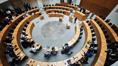 Landtagswahl Rheinland-Pfalz 2026: Landespressekonferenz am Wahlabend im Plenarsaal von oben fotografiert.
